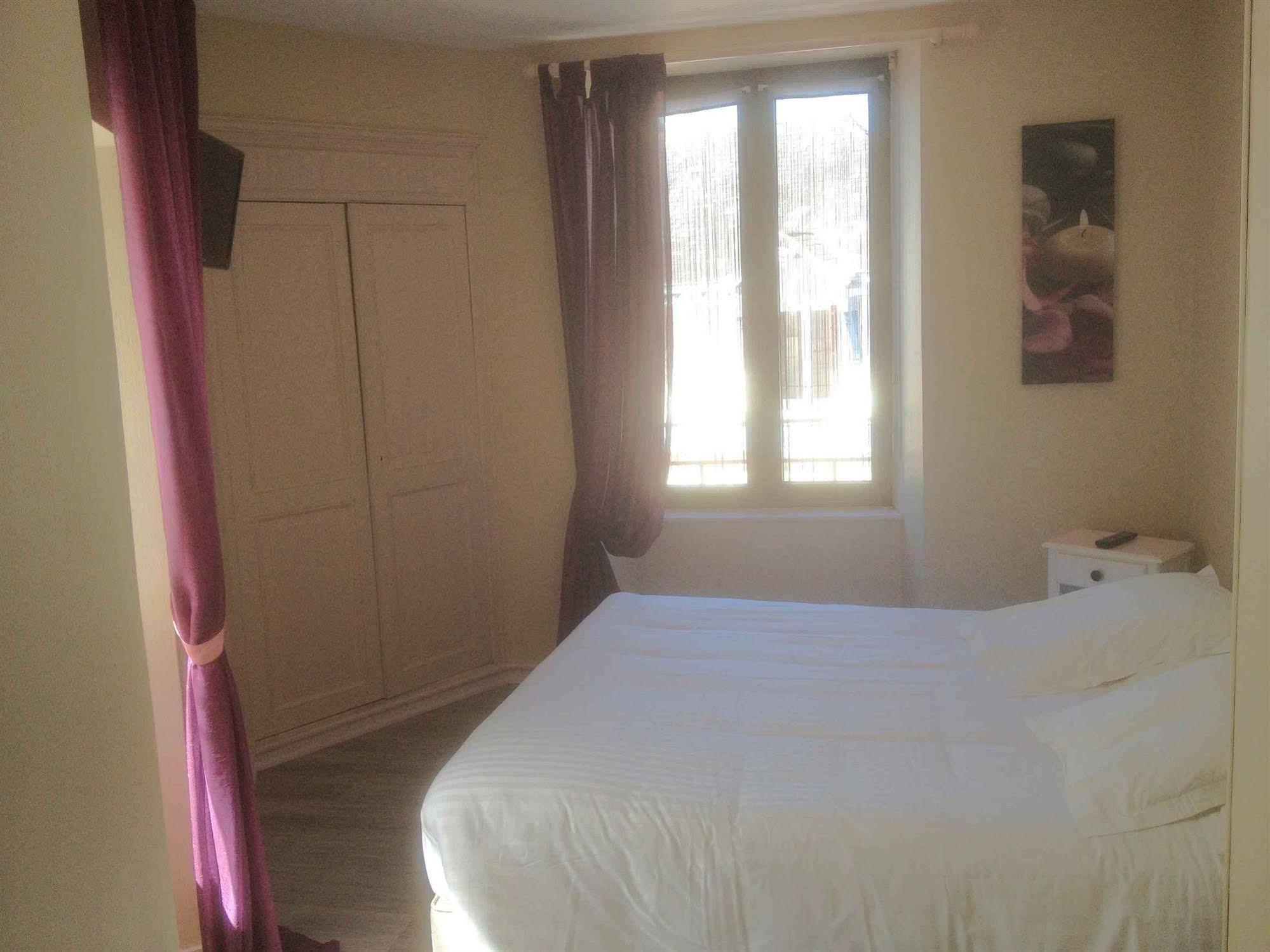 Le Mondes Hotel